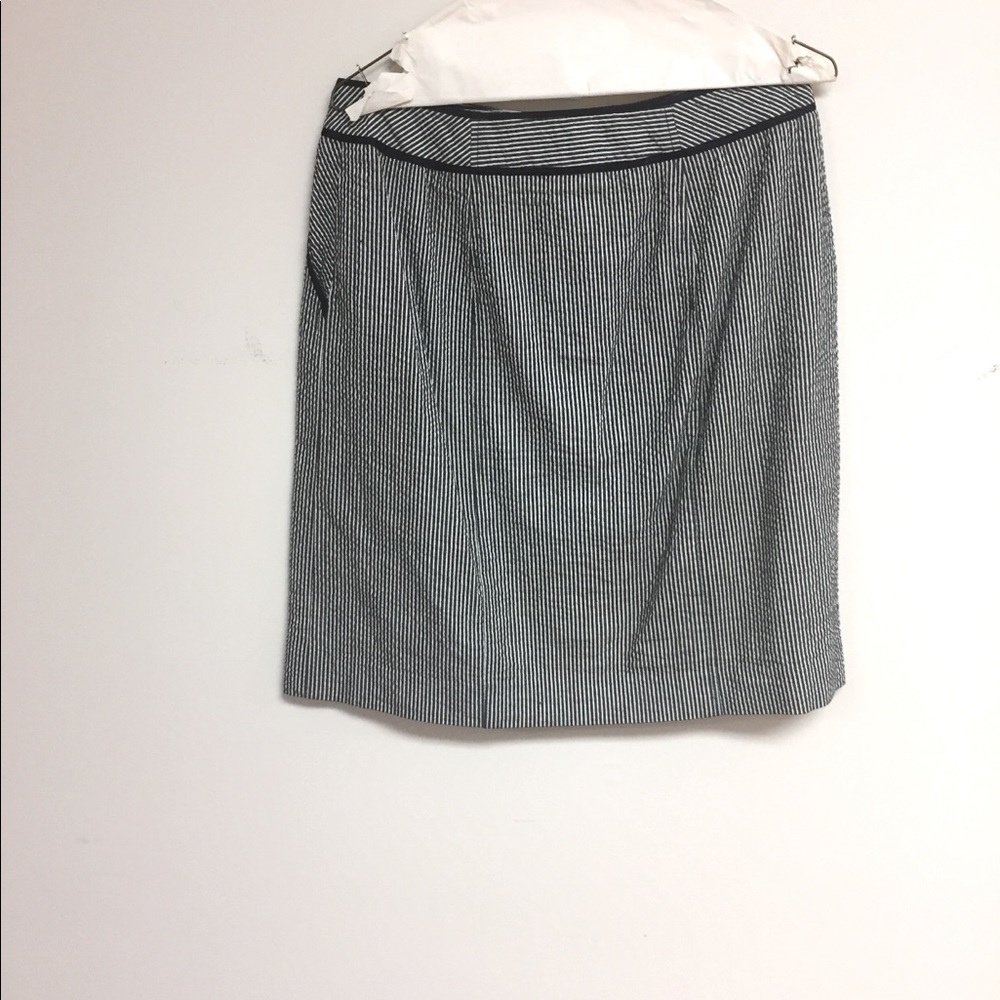 Sear sucker gray stripes skirt